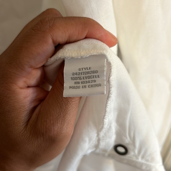👚 Classic White Button-Down Shirt - Size M (NWT) ✨ - Picture 6 of 10